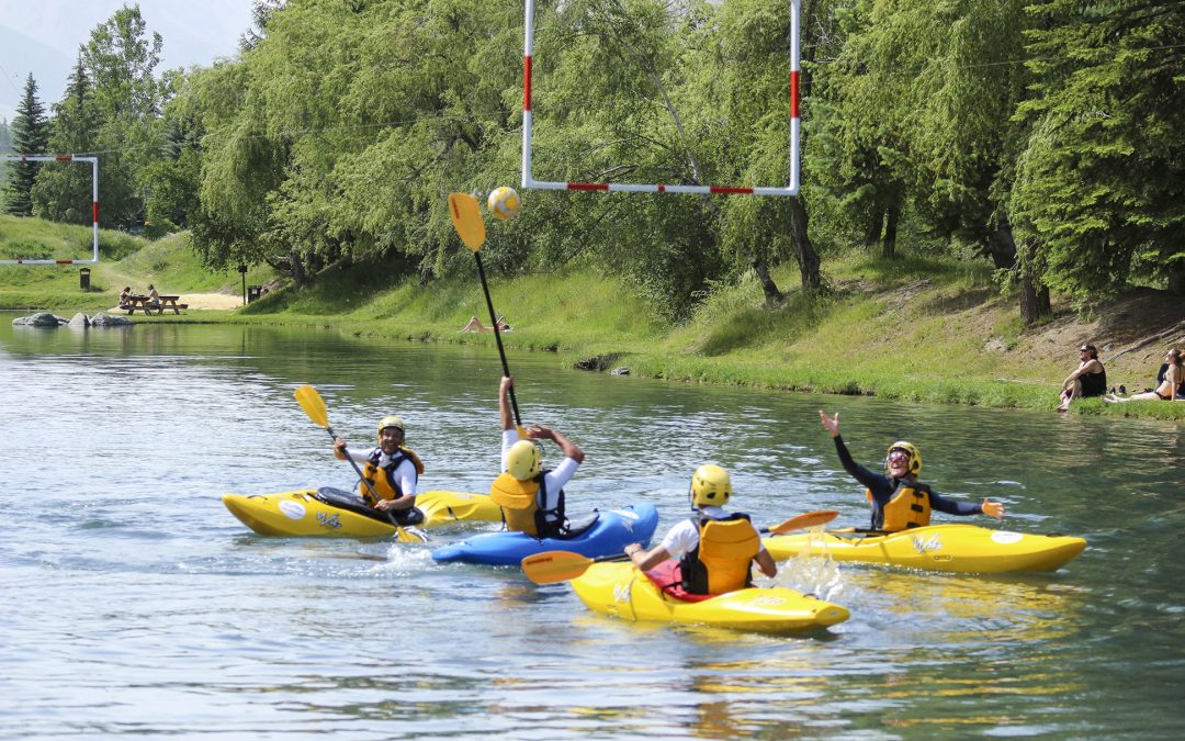 Des tournois de Kayak POLO accueillent les vacanciers à Serre Chevalier.