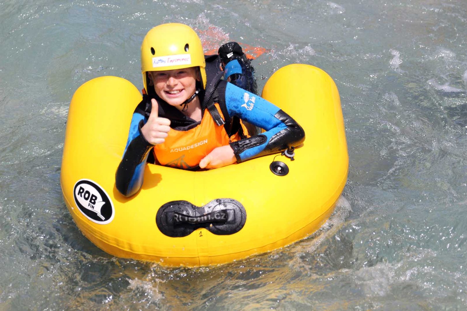 l' enfant en Hydrospeed à serre chevalier sur la descente Découverte à briançon