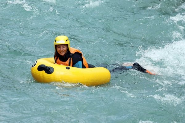 l' hydrospeed à serre chevalier se dirige avec les palmes à briançon