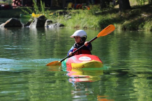 les enfants en stage Kayak débutant à serre chevalier briançon