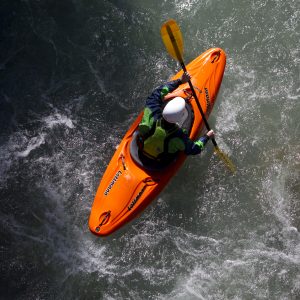 a kayak go over the bridge on the guisane river