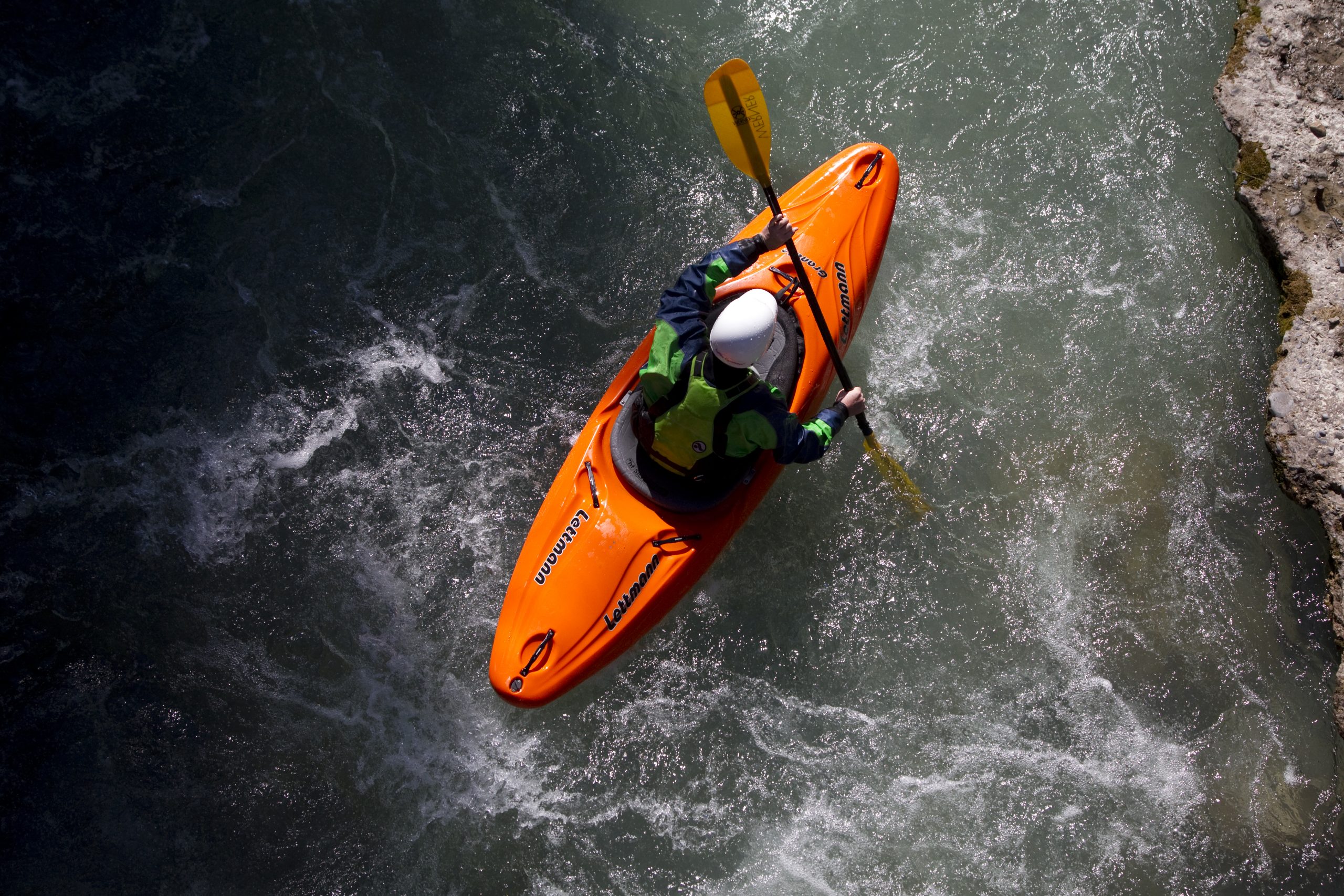 a kayak go over the bridge on the guisane river