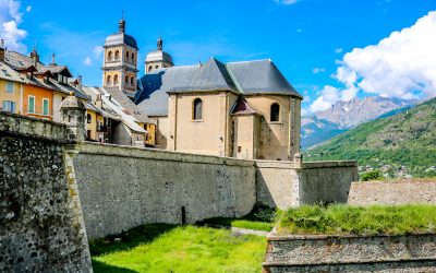 La cité Vauban de Briançon et ses fortifications : Explorez la magnifique cité Vauban, classée au patrimoine mondial de l’UNESCO.