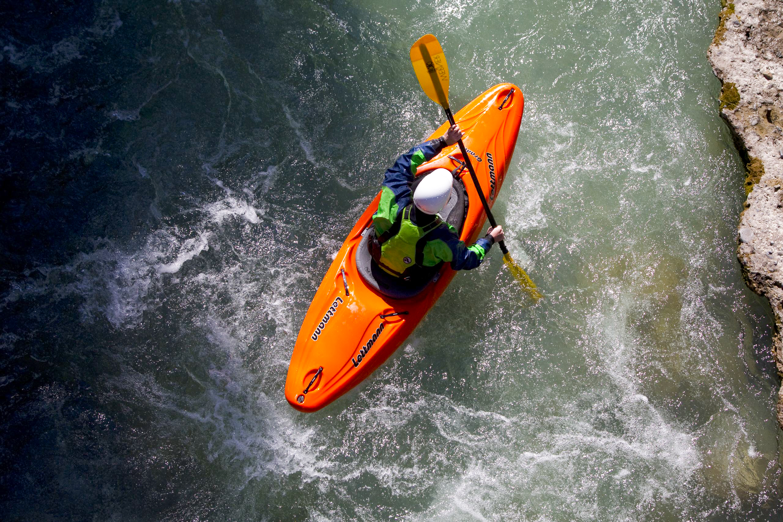un kayak passe sous le pont