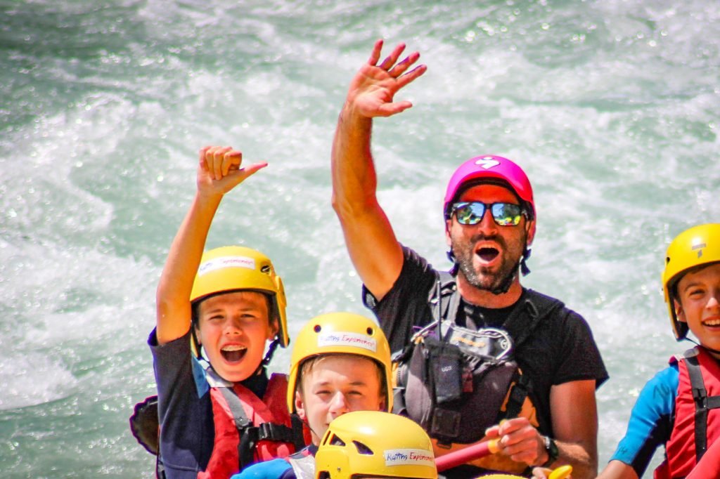ugo fais un signe de la main en rafting sur la guisane