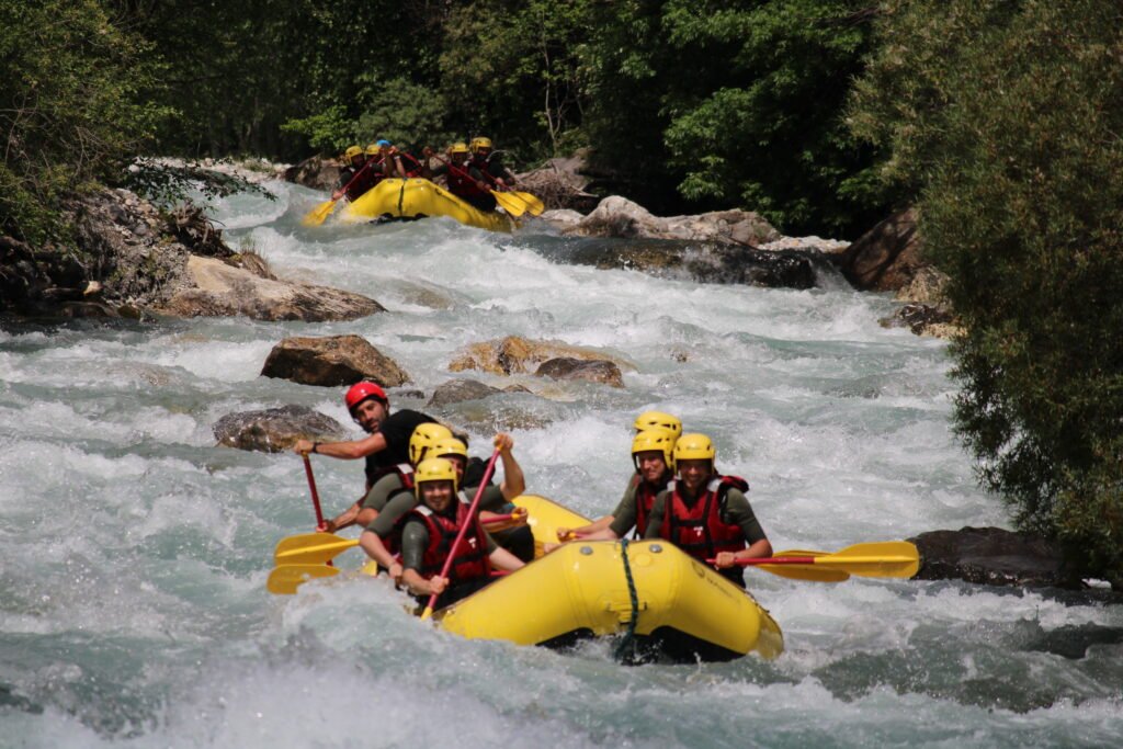 passage du rapide des guibertes en rafting sur la guisane dans la vallée de serre chevalier
