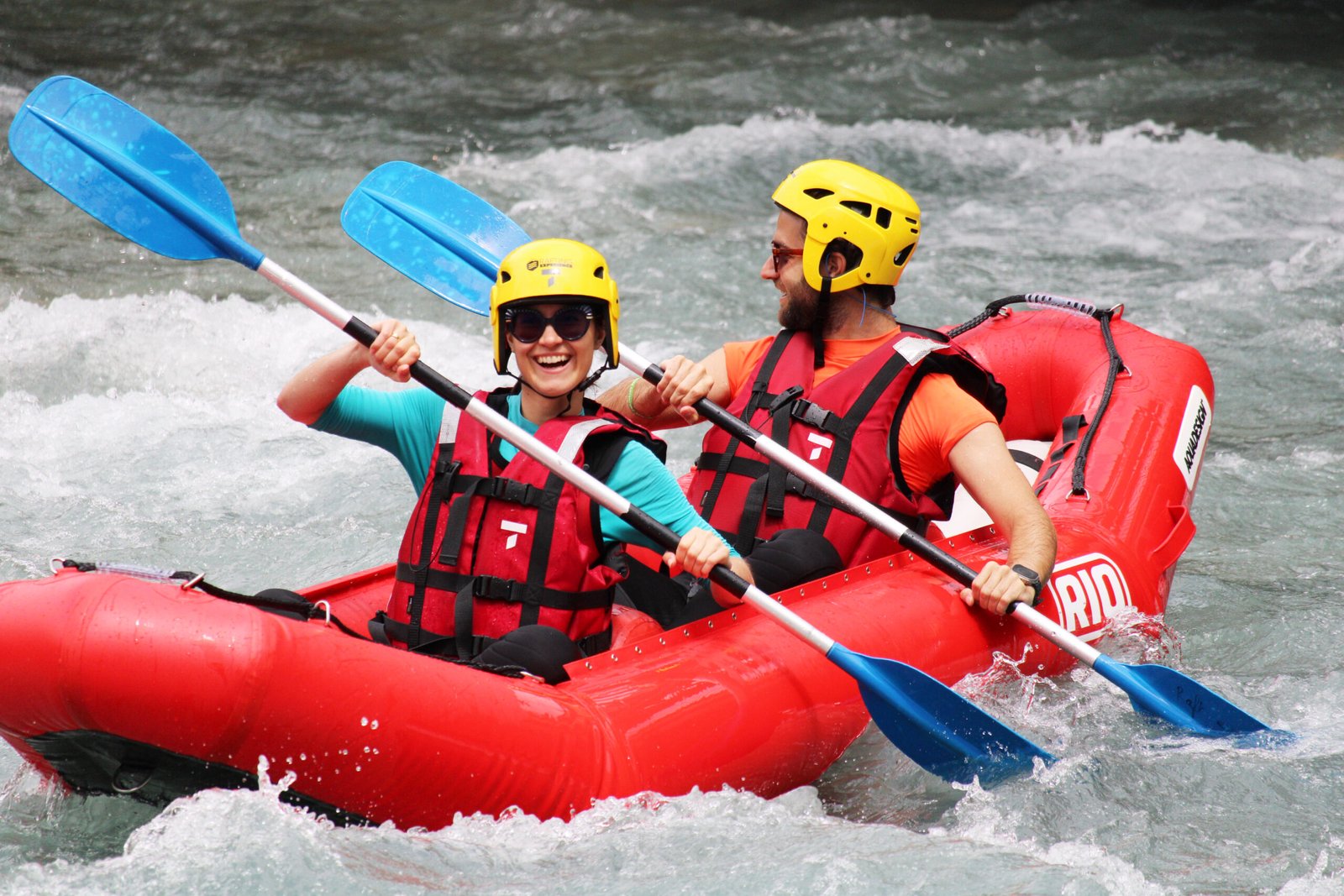 un groupe de deux cano-raft descend la riviere