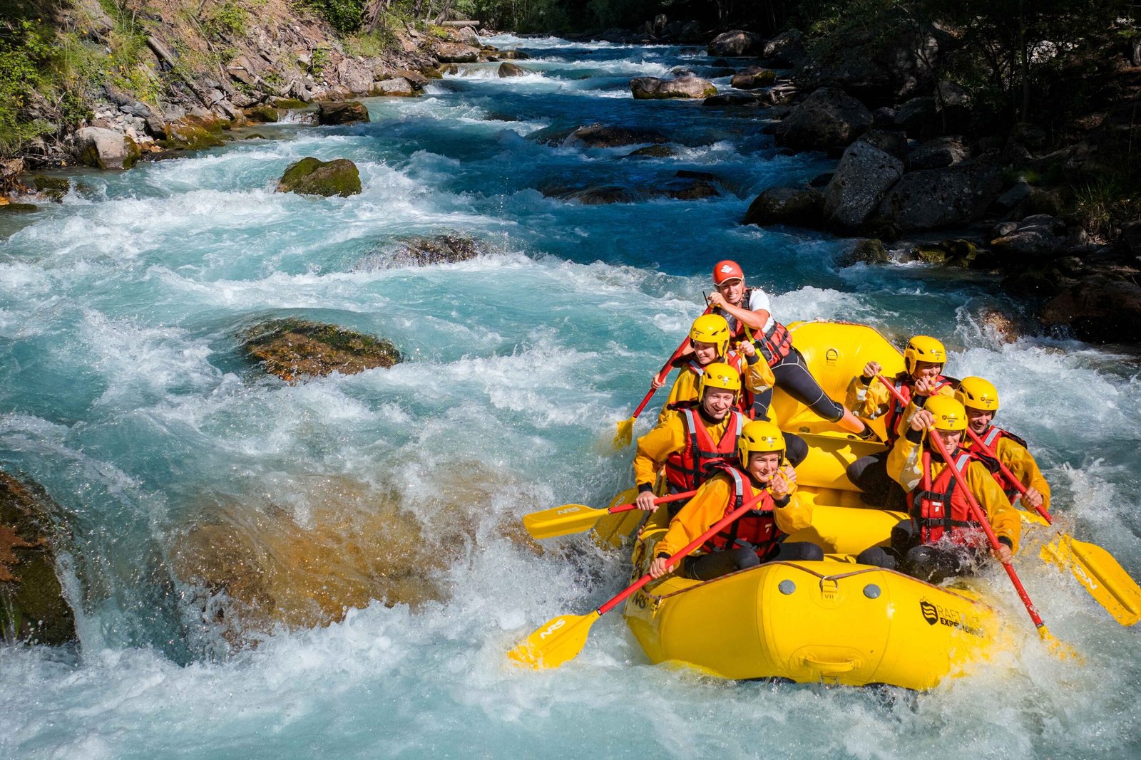 rafting dans les rapides sur la guisane à serre chevalier